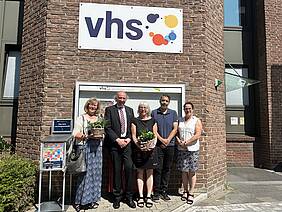 Zur Verabschiedung überreichte vhs-Direktor Andreas Brinkmann Blumen an die ausscheidenden Lehrkräfte.