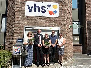 Zur Verabschiedung überreichte vhs-Direktor Andreas Brinkmann Blumen an die ausscheidenden Lehrkräfte.