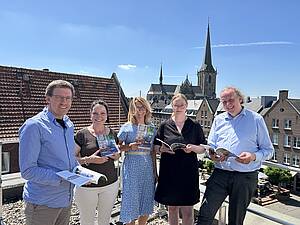 v.l.: Sebastian Kleiber-Lampe, Catherine Serrand, Cristina Falck, Katharina Schlüß und Andreas Brinkmann präsentieren das neue vhs-Programmheft.